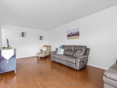 Photo 2 at 404 - 8 Kingsbridge Court, Branson, Toronto