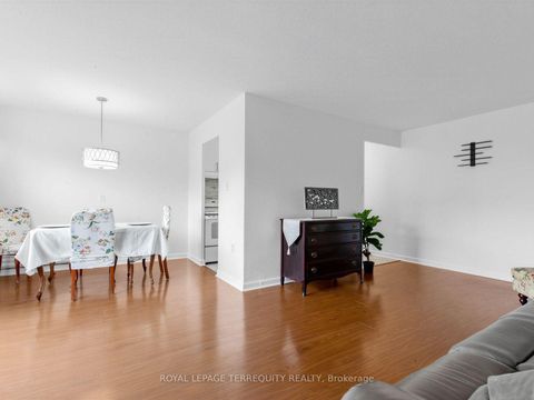 Photo 3 at 404 - 8 Kingsbridge Court, Branson, Toronto