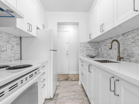 Photo 9 at 404 - 8 Kingsbridge Court, Branson, Toronto