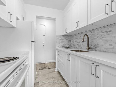 Photo 10 at 404 - 8 Kingsbridge Court, Branson, Toronto