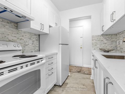 Photo 11 at 404 - 8 Kingsbridge Court, Branson, Toronto