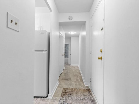 Photo 12 at 404 - 8 Kingsbridge Court, Branson, Toronto