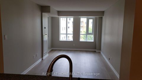 Photo 3 at 327 - 900 Mount Pleasant Road, Mount Pleasant West, Toronto
