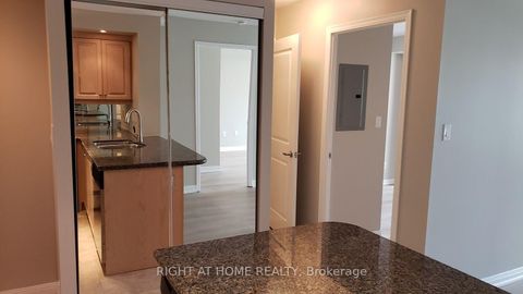Photo 4 at 327 - 900 Mount Pleasant Road, Mount Pleasant West, Toronto