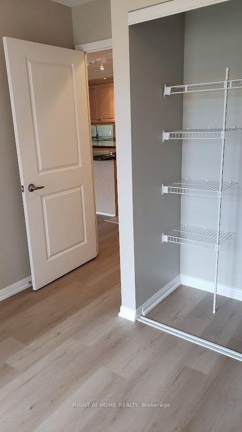 Photo 9 at 327 - 900 Mount Pleasant Road, Mount Pleasant West, Toronto