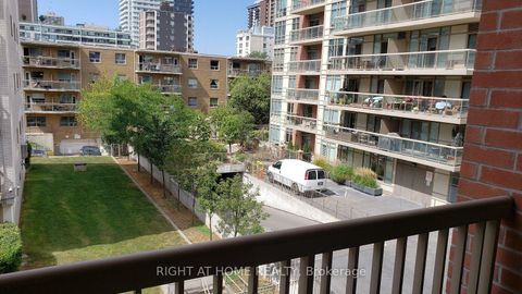 Photo 16 at 327 - 900 Mount Pleasant Road, Mount Pleasant West, Toronto
