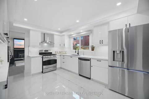 Photo 9 at 4 Simmons Crescent, Aurora Highlands, Aurora