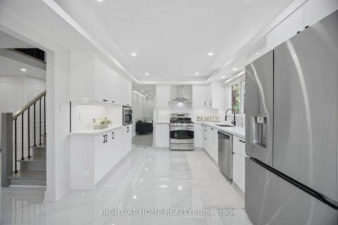 Photo 10 at 4 Simmons Crescent, Aurora Highlands, Aurora