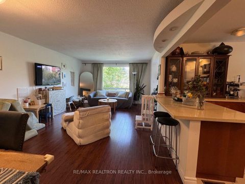 Photo 1 at 22 Rochelle Crescent, Don Valley Village, Toronto