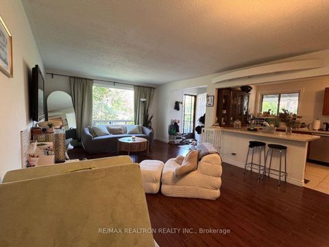 Photo 2 at 22 Rochelle Crescent, Don Valley Village, Toronto