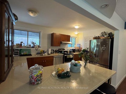 Photo 3 at 22 Rochelle Crescent, Don Valley Village, Toronto