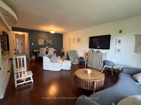 Photo 7 at 22 Rochelle Crescent, Don Valley Village, Toronto