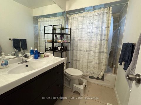 Photo 12 at 22 Rochelle Crescent, Don Valley Village, Toronto
