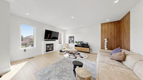 Photo 8 at 19 Heaney Court, Bayview Northeast, Aurora