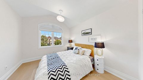 Photo 32 at 19 Heaney Court, Bayview Northeast, Aurora