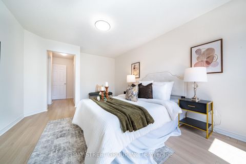Photo 10 at 27 - 15 Eaton Park Lane, L'Amoreaux, Toronto