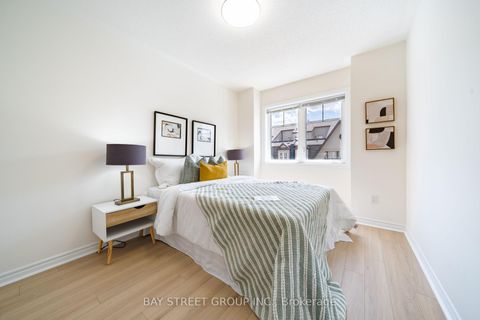 Photo 11 at 27 - 15 Eaton Park Lane, L'Amoreaux, Toronto