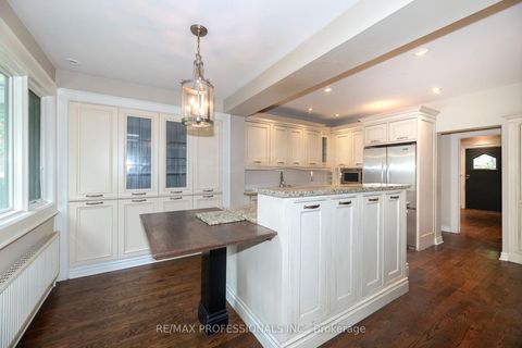 Photo 10 at 61 Grenview Boulevard N, Kingsway South, Toronto