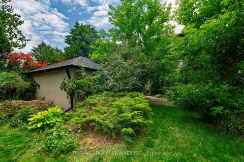 Photo 24 at 61 Grenview Boulevard N, Kingsway South, Toronto