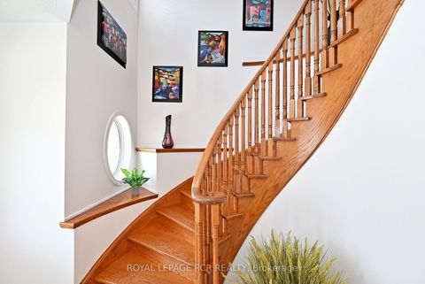 Photo 2 at 43 Ivy Glen Drive, Patterson, Vaughan