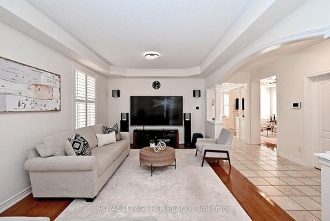 Photo 9 at 43 Ivy Glen Drive, Patterson, Vaughan