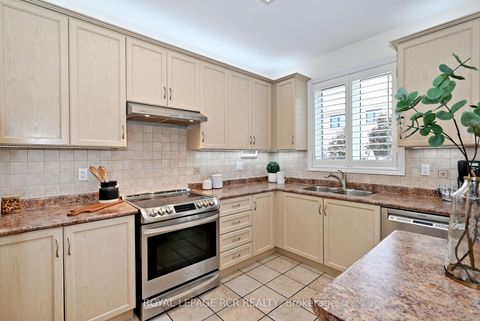Photo 18 at 43 Ivy Glen Drive, Patterson, Vaughan