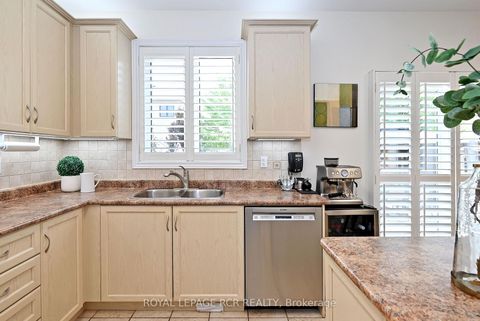 Photo 19 at 43 Ivy Glen Drive, Patterson, Vaughan