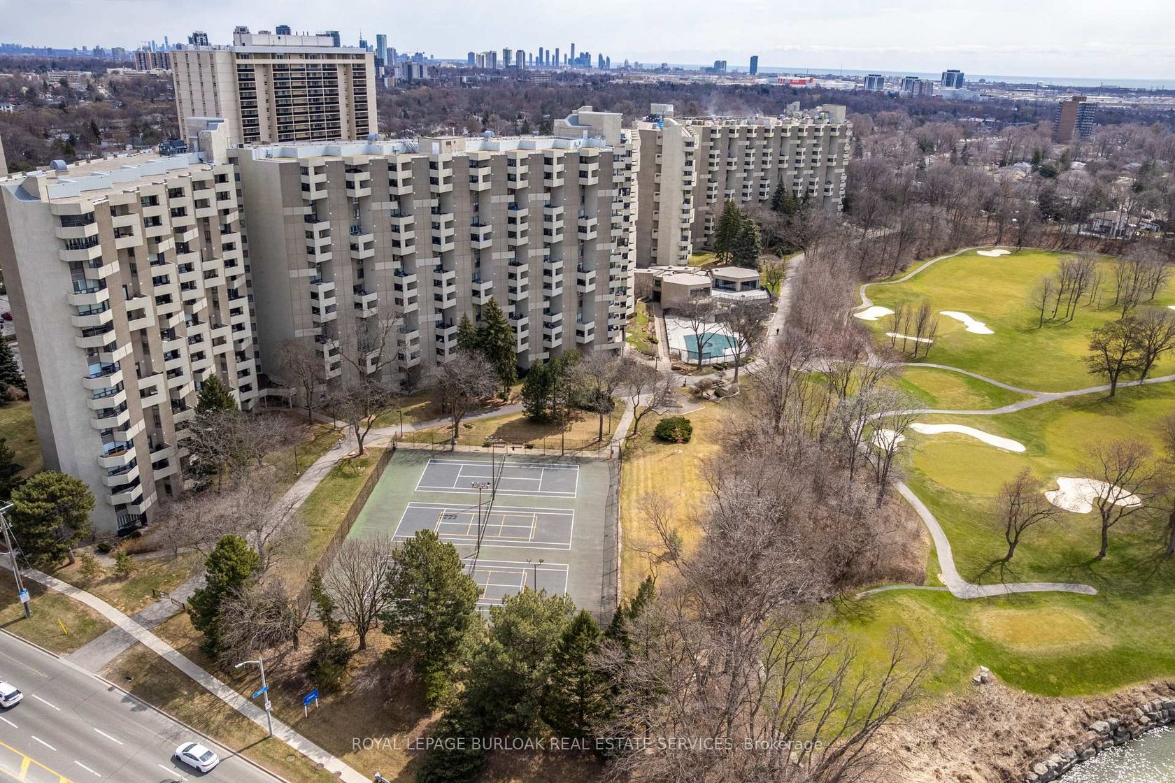 C34 - 300 Mill Road, Markland Wood, Toronto photo number 2