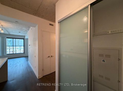 Photo 2 at 610 - 560 King Street W, Waterfront Communities C1, Toronto