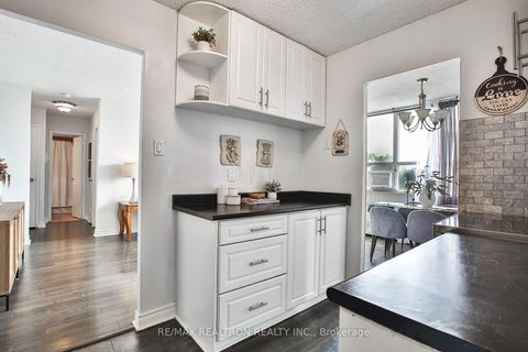 Photo 4 at 711 - 5 Parkway Forest Drive, Henry Farm, Toronto