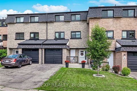 Photo 3 at 6 Poplar Crescent, Aurora Highlands, Aurora