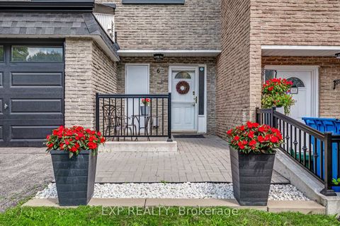 Photo 4 at 6 Poplar Crescent, Aurora Highlands, Aurora