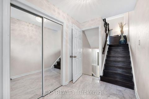 Photo 6 at 6 Poplar Crescent, Aurora Highlands, Aurora