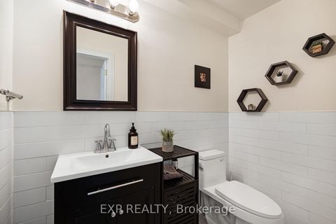 Photo 7 at 6 Poplar Crescent, Aurora Highlands, Aurora