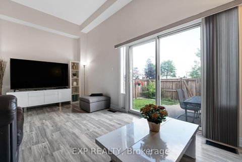Photo 8 at 6 Poplar Crescent, Aurora Highlands, Aurora
