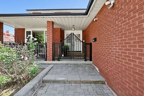 Photo 2 at 33 Marevan Place, East Woodbridge, Vaughan