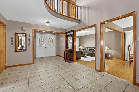 Photo 4 at 33 Marevan Place, East Woodbridge, Vaughan