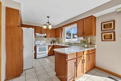 Photo 10 at 33 Marevan Place, East Woodbridge, Vaughan