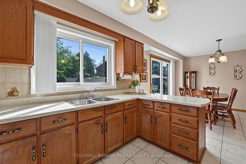 Photo 11 at 33 Marevan Place, East Woodbridge, Vaughan