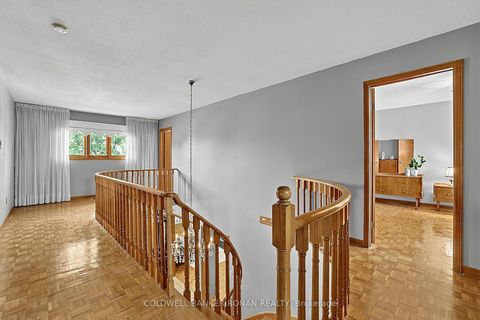 Photo 18 at 33 Marevan Place, East Woodbridge, Vaughan