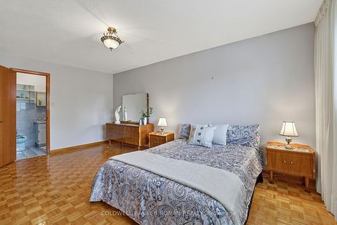 Photo 19 at 33 Marevan Place, East Woodbridge, Vaughan