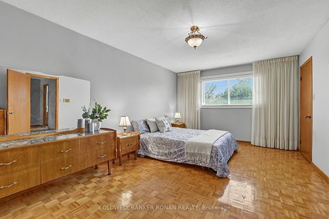 Photo 20 at 33 Marevan Place, East Woodbridge, Vaughan