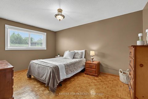 Photo 22 at 33 Marevan Place, East Woodbridge, Vaughan