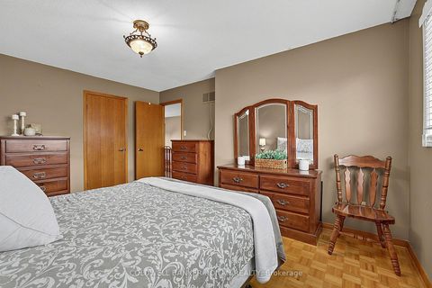 Photo 23 at 33 Marevan Place, East Woodbridge, Vaughan