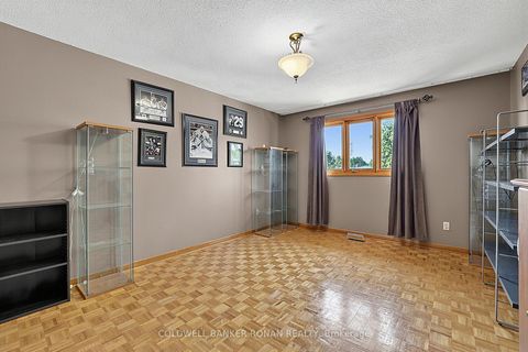 Photo 24 at 33 Marevan Place, East Woodbridge, Vaughan