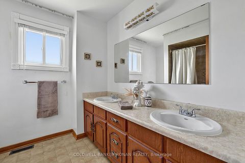 Photo 27 at 33 Marevan Place, East Woodbridge, Vaughan