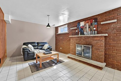 Photo 34 at 33 Marevan Place, East Woodbridge, Vaughan