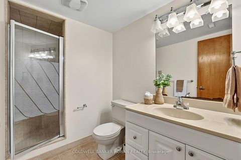 Photo 36 at 33 Marevan Place, East Woodbridge, Vaughan