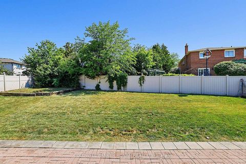 Photo 41 at 33 Marevan Place, East Woodbridge, Vaughan