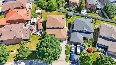 Photo 46 at 33 Marevan Place, East Woodbridge, Vaughan